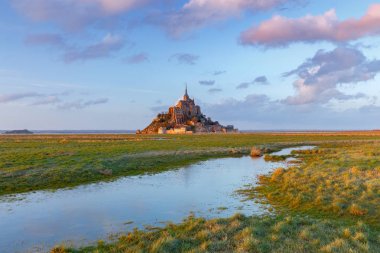 Gün batımında Mont Saint-Michel.