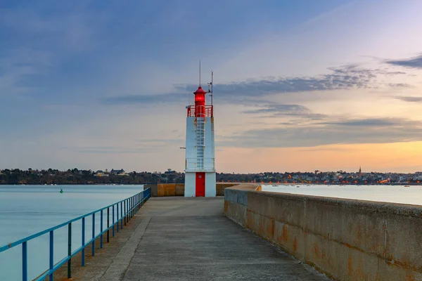 Saint-Malo. Ein Wellenbrecher und ein Leuchtturm. — Stockfoto