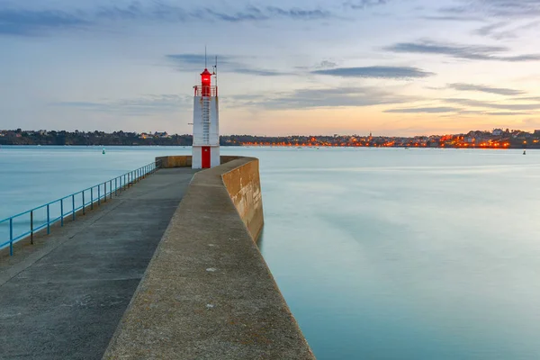Saint-Malo. Ein Wellenbrecher und ein Leuchtturm. — Stockfoto