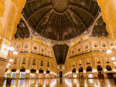 Milan. Geceleri Vittorio Emanuel II Galerisi.