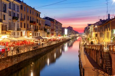 Milan. Canal Naviglio Grande gün batımında.