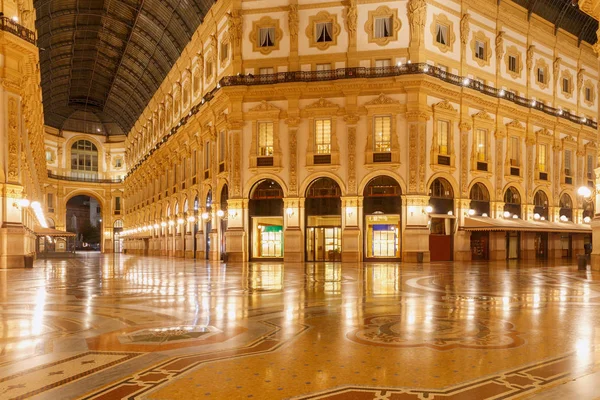Milán. Galería de Vittorio Emanuel II por la noche . — Foto de Stock