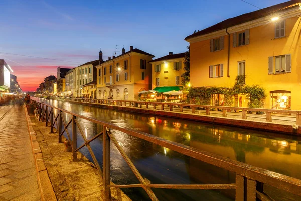 Milão. Canal Naviglio Grande ao pôr do sol . — Fotografia de Stock