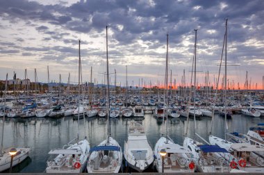 Barcelona. Yat ve tekne Olimpiyat liman.