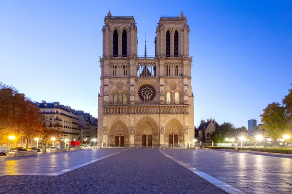 Paris. O edifício da Catedral de Notre Dame . — Fotografia de Stock