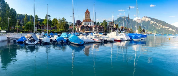 Panorama da tradicional aldeia alpina Spiez perto do Lago Thun. — Fotografia de Stock