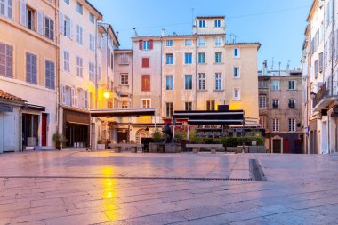 Aix en Provence. Gün doğumunda Richelm Meydanı.