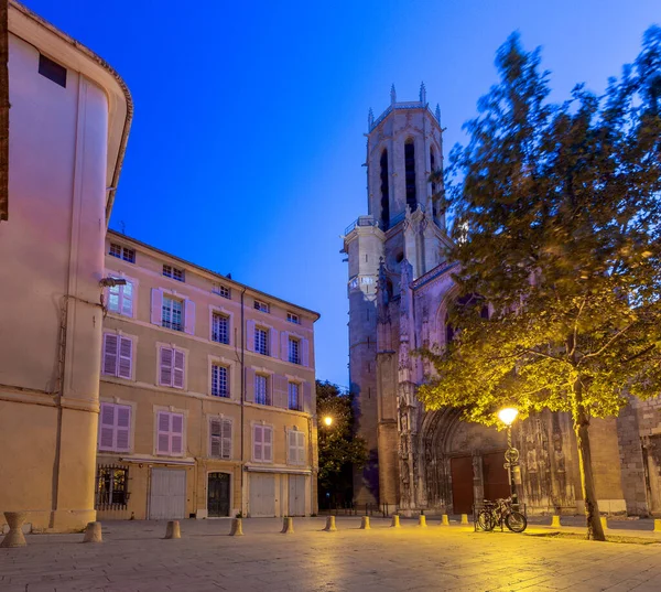 Aix-en-Provence. La façade de la vieille cathédrale catholique au lever du soleil . — Photo