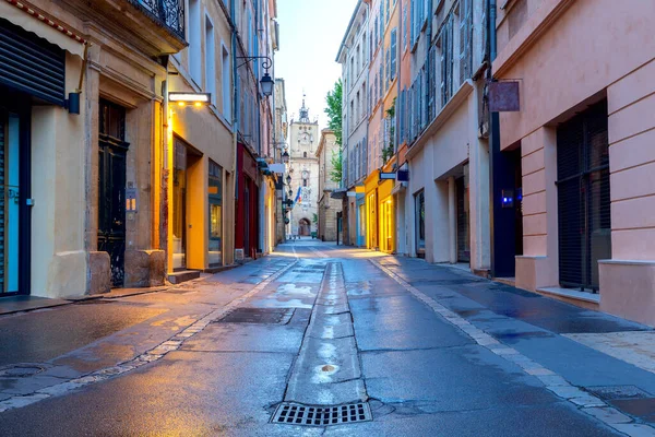 Aix-en-provence. Stara wąska ulica w zabytkowym centrum miasta. — Zdjęcie stockowe