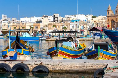 Marsaxlokk. Geleneksel tekneler eski limanda Luzzu.