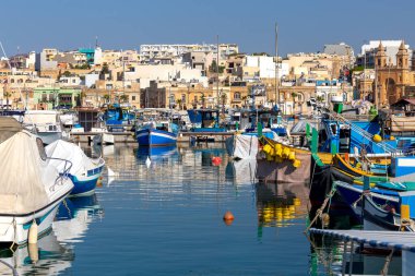 Marsaxlokk. Geleneksel tekneler eski limanda Luzzu.