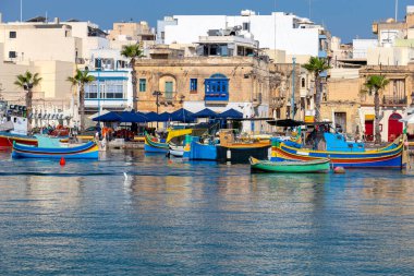 Marsaxlokk. Geleneksel tekneler eski limanda Luzzu.