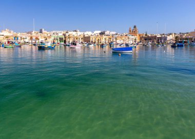 Marsaxlokk. Geleneksel tekneler eski limanda Luzzu.