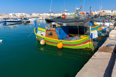 Marsaxlokk. Geleneksel tekneler eski limanda Luzzu.