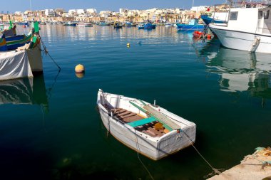 Marsaxlokk. Geleneksel tekneler eski limanda Luzzu.