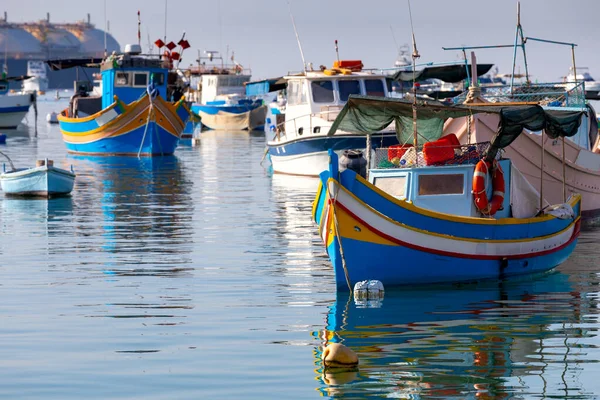 Marsaxlokk. Tradiční lodě Luzzu ve starém přístavu. — Stock fotografie