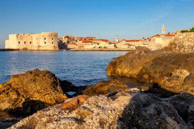 Dubrovnik. Sabah erkenden eski şehir duvarları ve kuleleri.