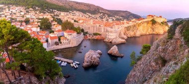 Dubrovnik. Gün batımında eski şehir duvarları ve kuleleri.