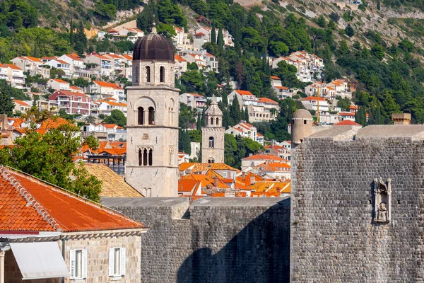 Dubrovnik. muralhas e torres da cidade velha no início da manhã . — Fotografia de Stock