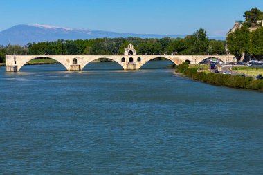 Avignon. St. Benezet Köprüsü Rhone Nehri üzerinde.