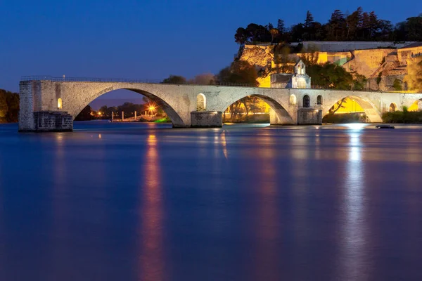 Avignon. Ponte de St. Benezet sobre o rio Rhone. — Fotografia de Stock