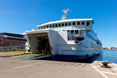 Ayrılalım. Deniz yolcu portu.