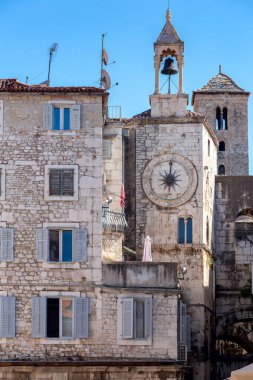 Ayrılalım. Eski taş ortaçağ kulesi.