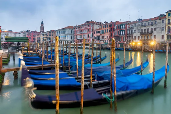 Black gondolas at the pier on the Grand Canal. — Stock Photo, Image