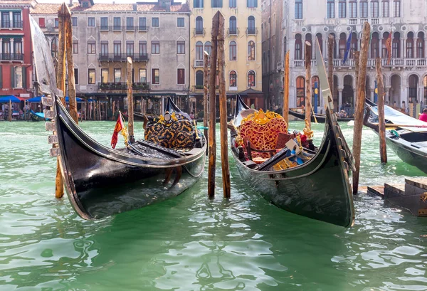 Black gondolas at the pier on the Grand Canal. — Stock Photo, Image