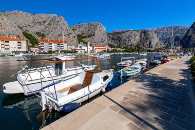 Omis. Güneşli bir günde eski bir balıkçı limanı.