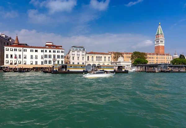 Venice. Old houses over the canal. — Stock Photo, Image