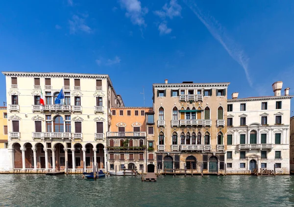 Venice. Old houses over the canal. — Stock Photo, Image