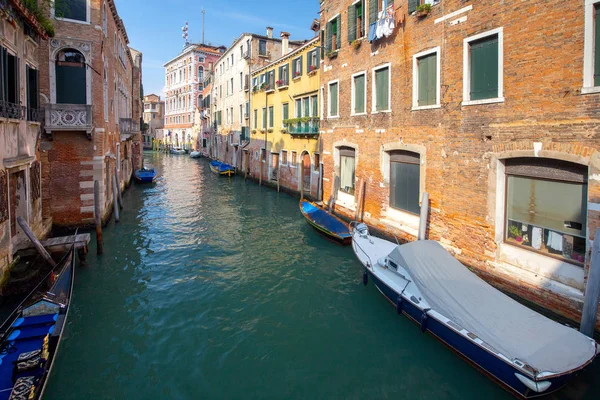 Venedik. Kanalın üzerindeki eski evler..