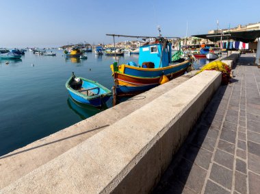 Marsaxlokk. Geleneksel tekneler eski limanda Luzzu.