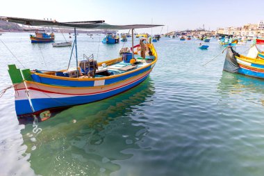 Marsaxlokk. Geleneksel tekneler eski limanda Luzzu.