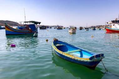 Marsaxlokk. Geleneksel tekneler eski limanda Luzzu.