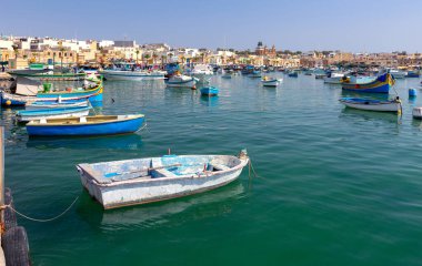 Marsaxlokk. Geleneksel tekneler eski limanda Luzzu.