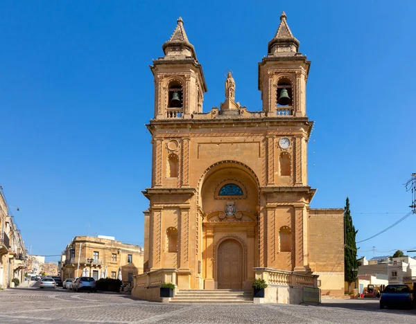 Marsaxlokk. Byggandet av kyrkan St Peter på en solig morgon. — Stockfoto