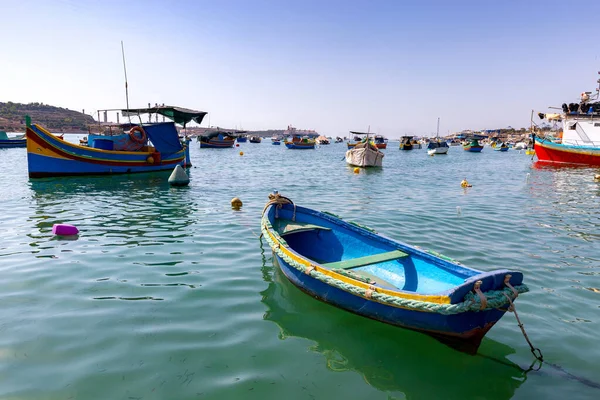 Marsaxlokk. Geleneksel tekneler eski limanda Luzzu.