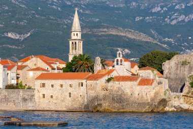 Budva. Gün batımında eski şehir.