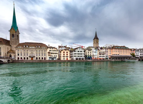 Zurich. Vista del terraplén de la ciudad y las fachadas de casas antiguas . — Foto de Stock