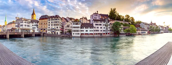 Zurich. Vistas panorámicas panorámicas del paseo marítimo de la ciudad y al amanecer . — Foto de Stock