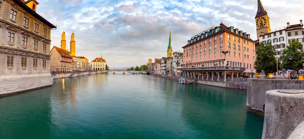 Цюрих. Живописный панорамный вид на набережную города и на рассвете . — стоковое фото