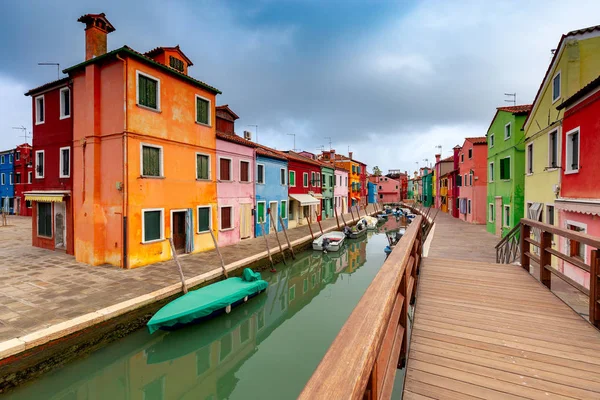 Facades of traditional old houses on the island of Burano. — Stock Photo, Image