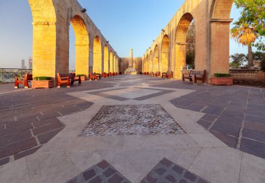 Malta. Sabahın erken saatlerinde şehir seti..