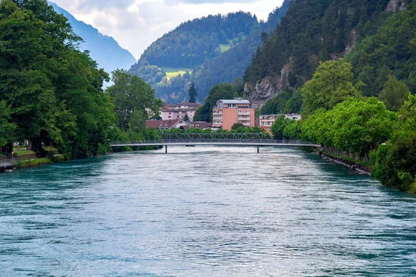 Interlaken. Rivière de montagne Aare traversant la ville . — Photo