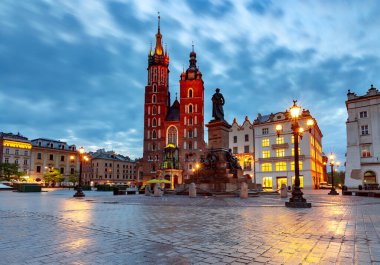 Krakow. Şafakvakti St. Mary Kilisesi ve pazar meydanı.