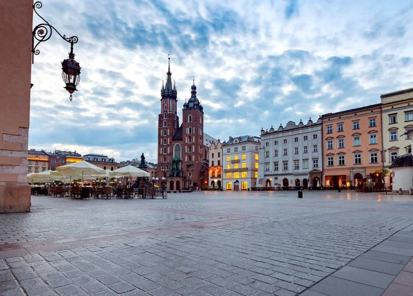 Krakkó. Szent Mária templom és a piactér hajnalban. — Stock Fotó