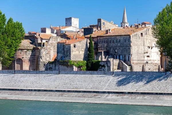 Arles. remblai de la ville et façades de vieilles maisons . — Photo