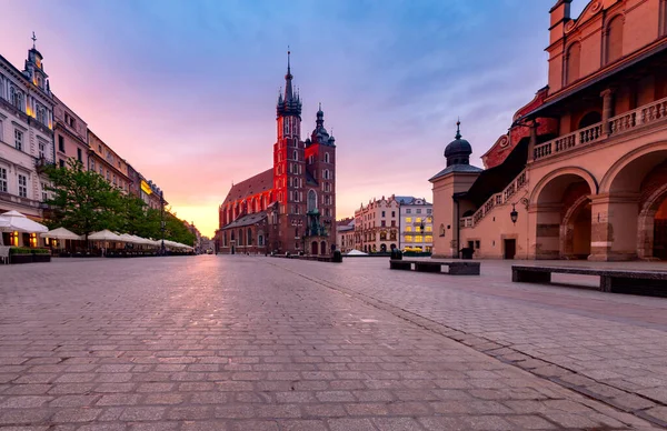 Krakow. St. Mary ' s Church och Market Square i gryningen. — Stockfoto